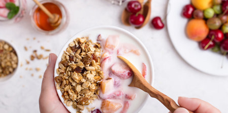 Eine Schüssel, gefüllt mit Joghurt, Früchten und etwas Müsli.