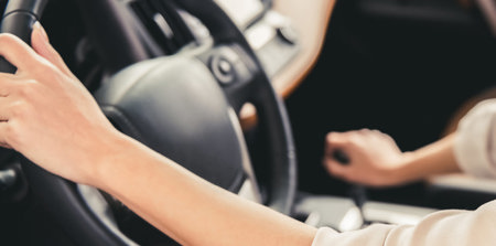 Eine Person, die ein Auto lenkt.