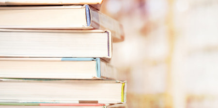 Ein Bücherstapel.
